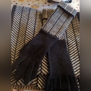 Liz Claiborn Black and White Houndstooth Scarf and Long Gloves Set